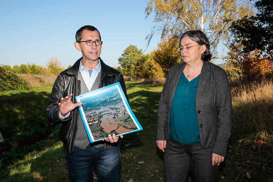 Abteilungsleiter Jens-Olaf Seifert (55) und Umweltbürgermeisterin Eva Jähnigen (53, Grüne) erklären, wie der Altelbarm umgestaltet werden soll.