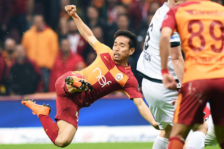 Yuto Nagatomo (l.) darf mit Galatasaray Istanbul in der Champions League antreten.