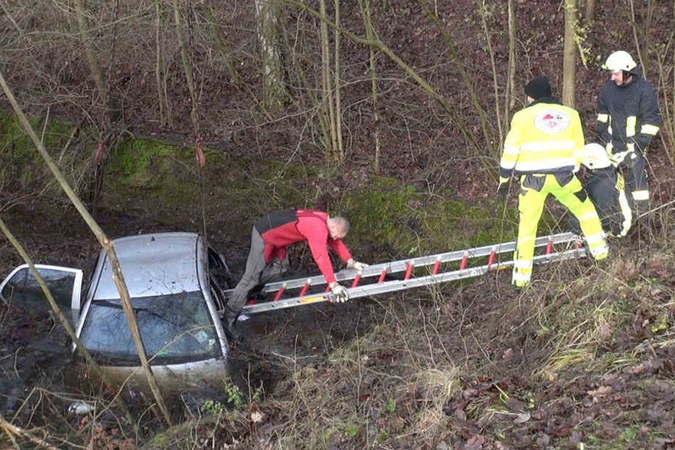 Drei Stunden Feinstarbeit waren nötig, um das Autowrack zu bergen.