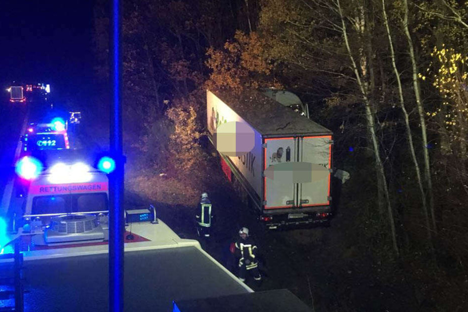 Der Brummi-Fahrer kam nach rechts von der Autobahnspur ab und blieb in den Bäumen hängen.