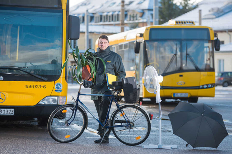 DVB-Mitarbeiter Oliver Willkommen (28) zeigt einige Fundstücke, die in Bus
und Bahn liegen blieben.