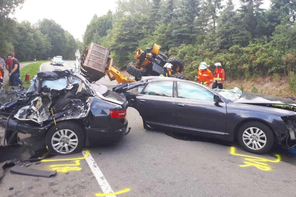 Das Auto wurde durch die Wucht des Unfalls in zwei Teile gerissen.