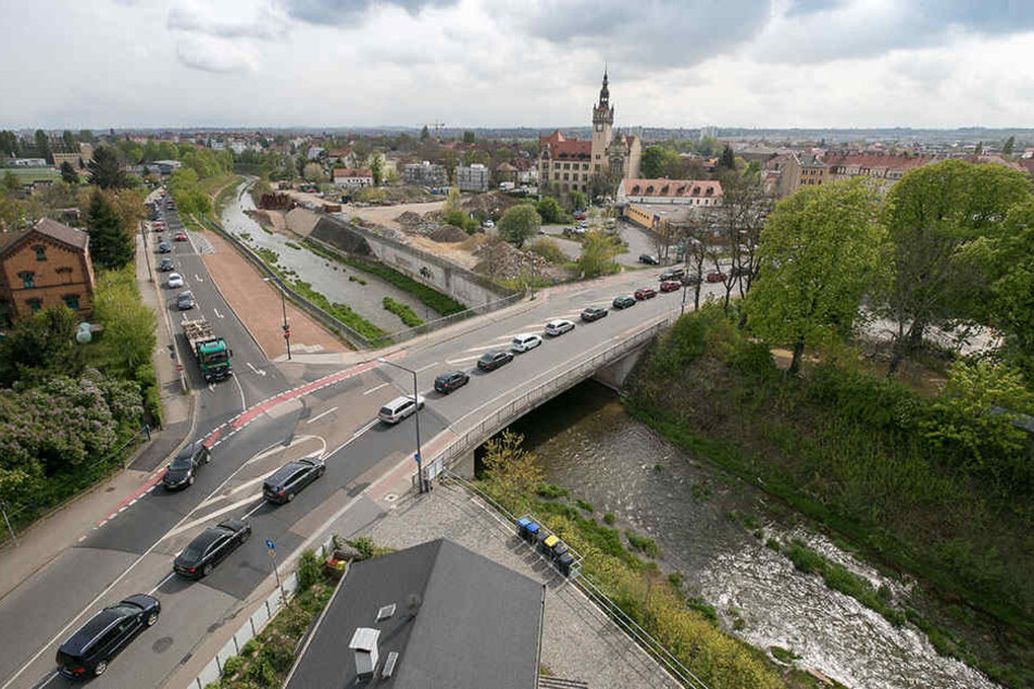 Im Berufsverkehr reiht sich die Blechlawine bis fast zur Flügelwegbrücke zurück.