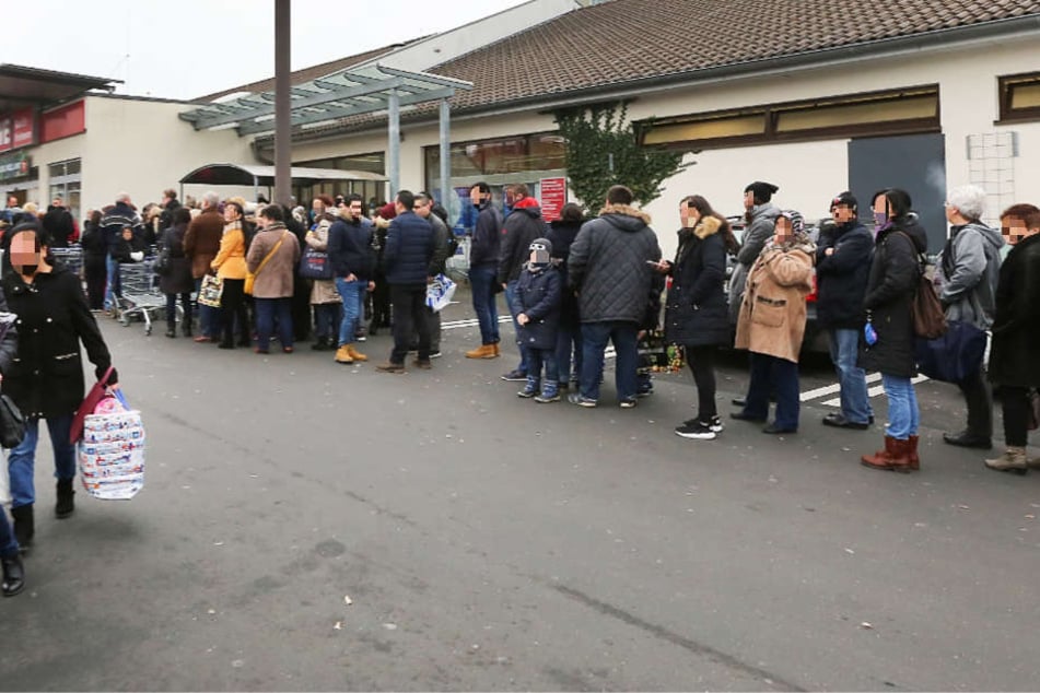 Eine viele Meter lange Schlange mit wartenden Kunden bildete sich vor dem Eingang.