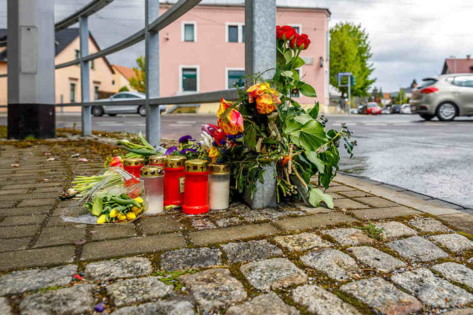 Im Gedenken an die Frau legten Angehörige und Betroffene Blumen und Kerzen an die Unfallstelle auf der Pirnaer Straße.