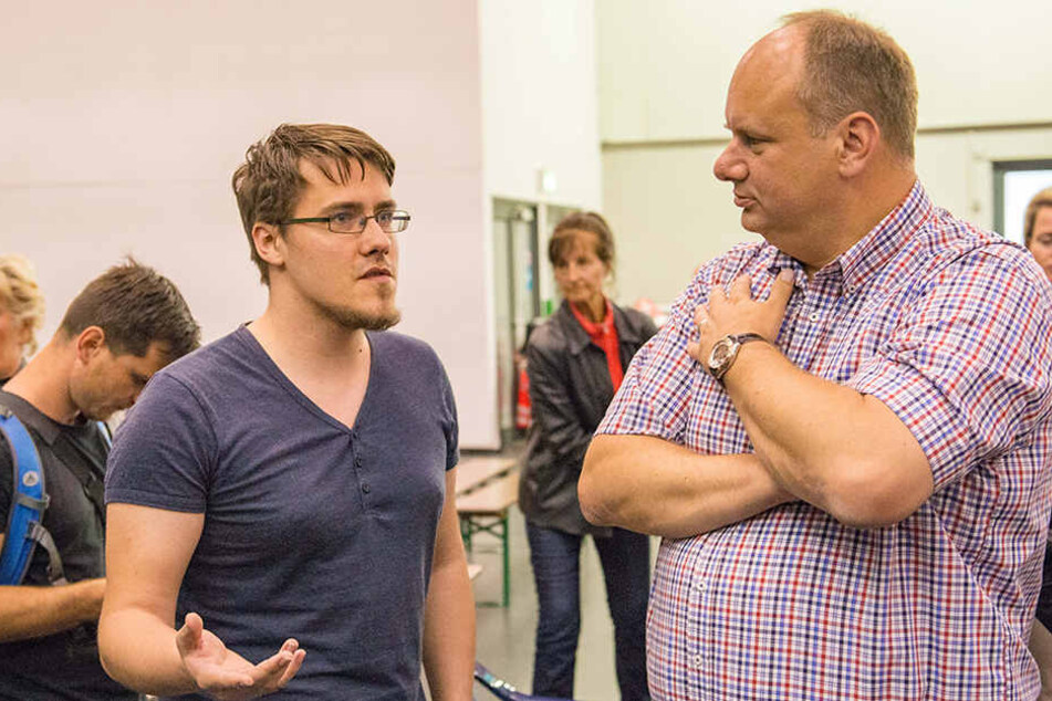 Oberbürgermeister Dirk Hilbert (46, FDP) schaute sich die Notunterkunft in der Messe an. Patric Heinig (25) konfrontierte ihn mit Problemen der Betroffenen.