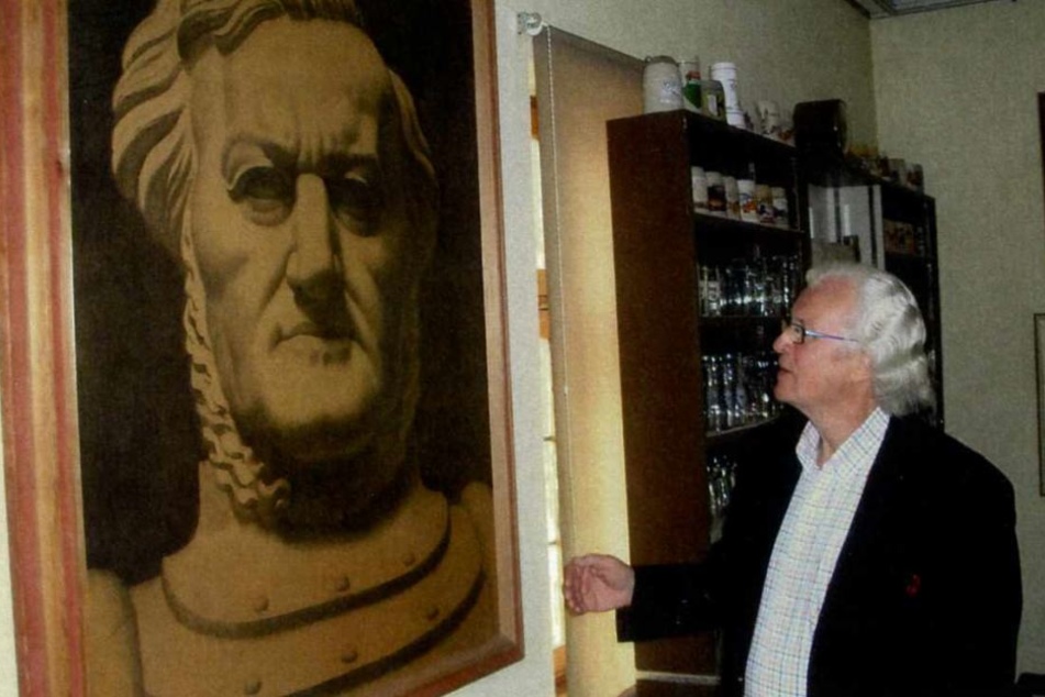 Herman Häse vor dem Wagner-Bild von Richard Guhr. Die Zeichnung hat eine
Odyssee hinter sich, bevor sie nach Sachsen zurückkehrte.