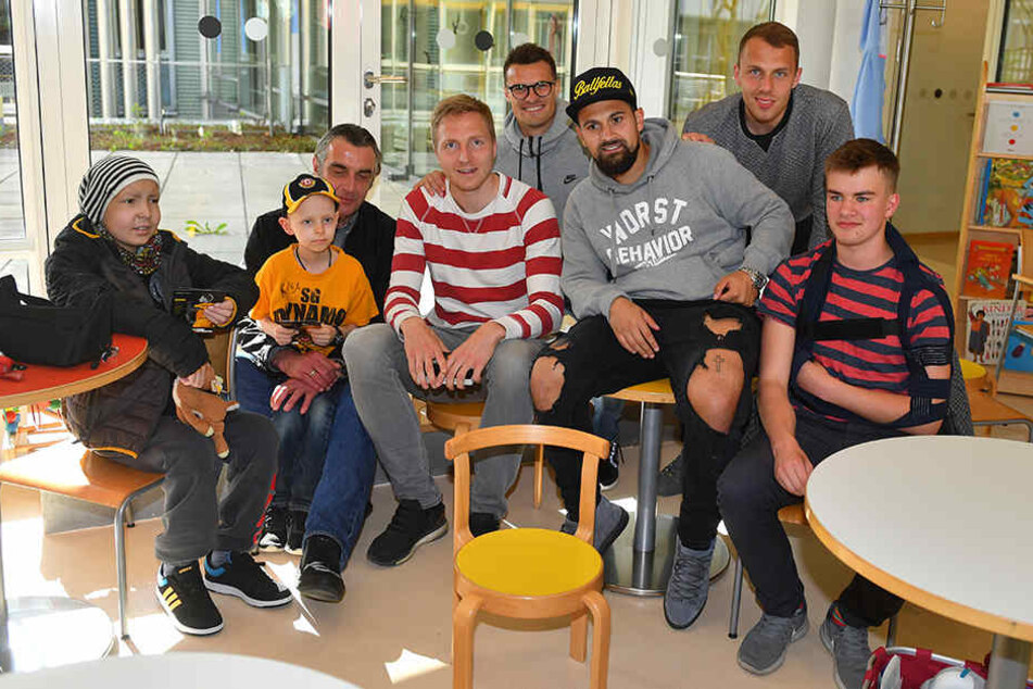 Große Freude bei den Kindern! Ralf Minge kam gemeinsam mit Kapitän Marco Hartmann, Marvin Schwäbe, Marcos Alvarez und Philip Heise.