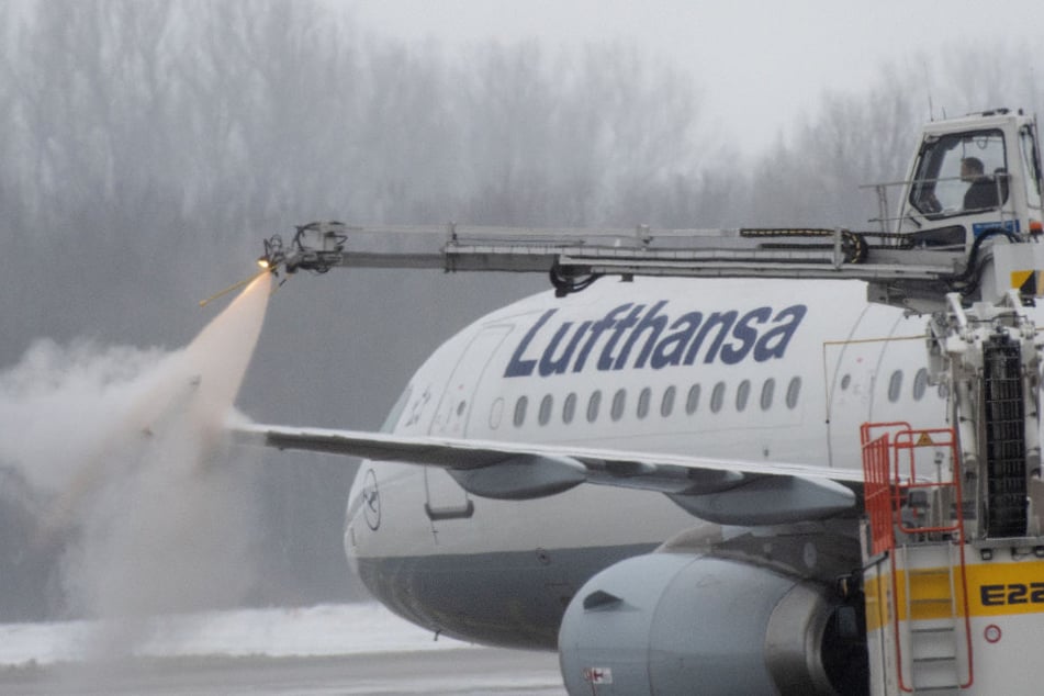 Da die Flugzeuge erst enteist werden müssen, kommt es zu Verzögerung beim Start.