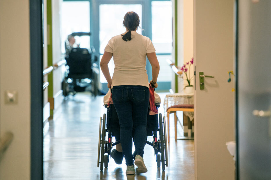 Die Bundesregierung legt Ergebnisse der vor knapp einem Jahr gestarteten "Konzertierten Aktion Pflege" vor.