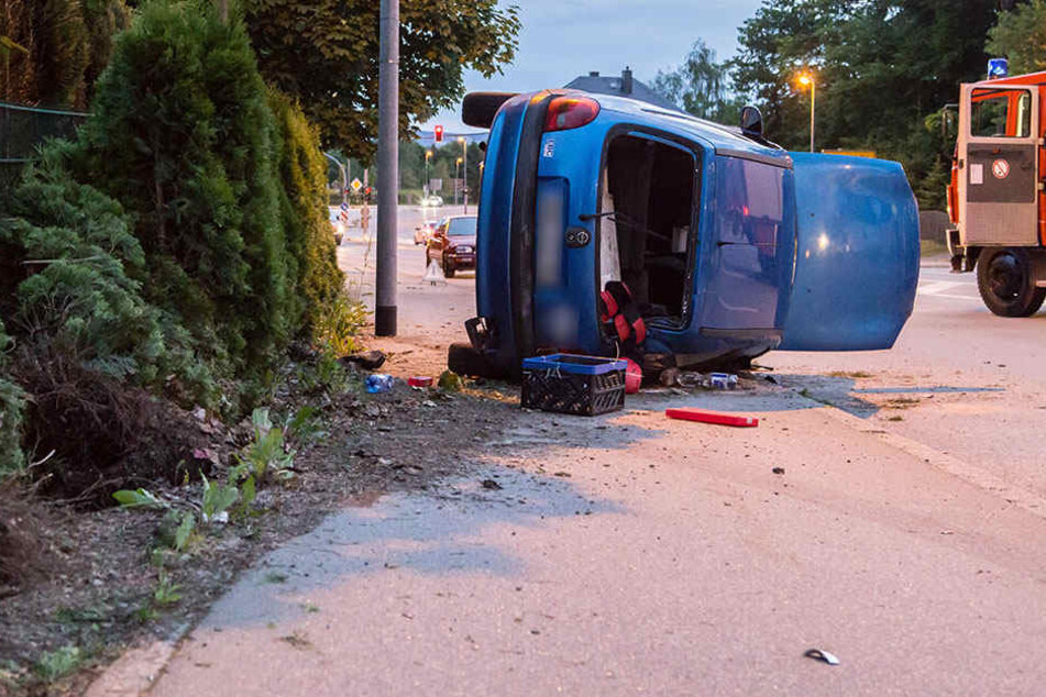 Der Opel krachte in eine Hecke und blieb auf der Seite liegen.