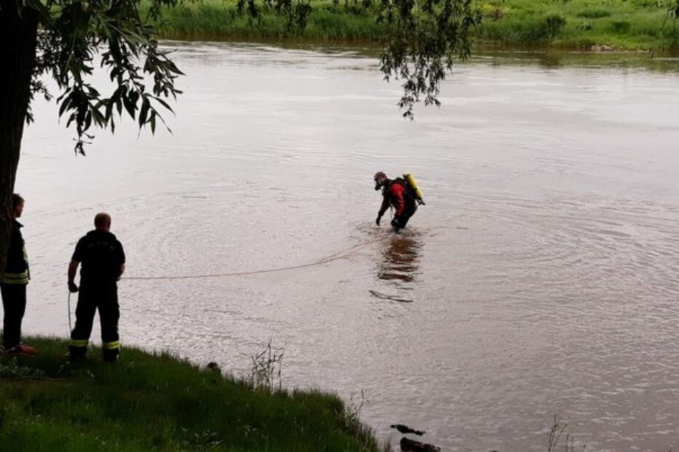 Taucher suchten nach dem Vermissten in der Weser.
