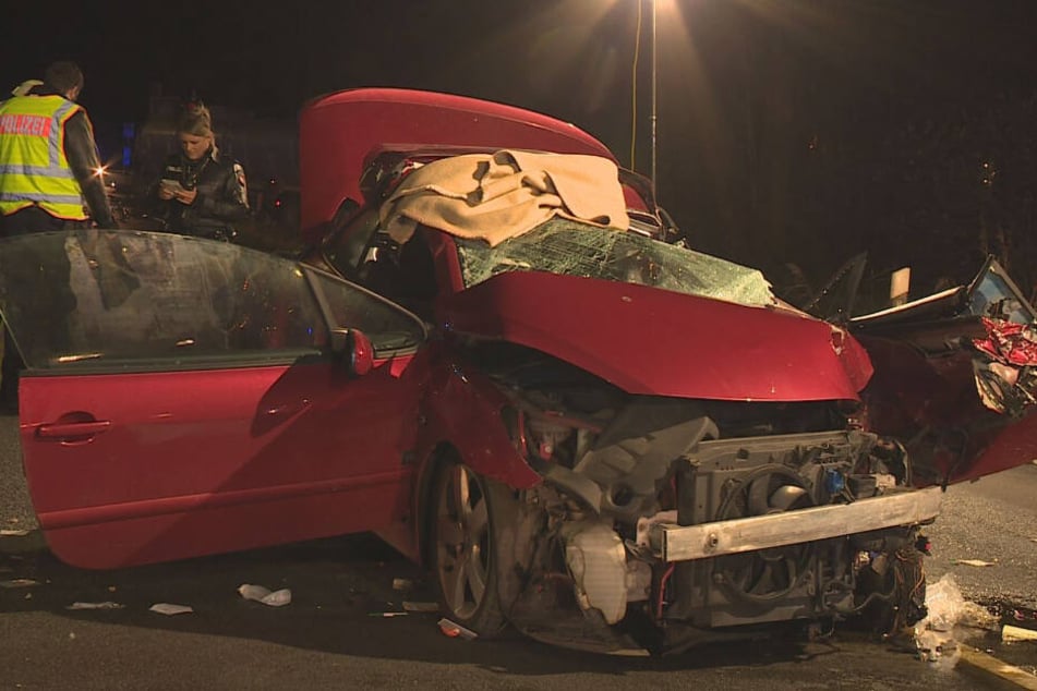 Der Peugeot wurde bei dem Unfall völlig zerstört.