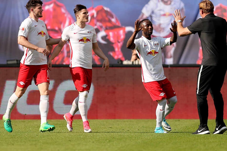 Naby Keita (2.v.r.) klatscht nach seinem 1:0 mit Trainer Ralph Hasenhüttl ein. Oliver Burke und Marcel Sabitzer kommen zum Jubeln dazu.