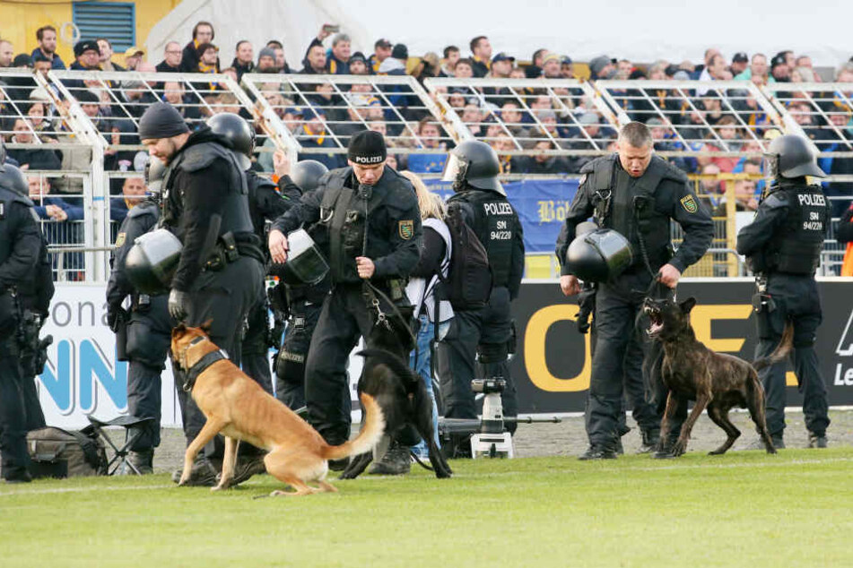 Neben Wasserwerfern kam auch eine Hundestaffel im Derby am 22. November zum Einsatz.