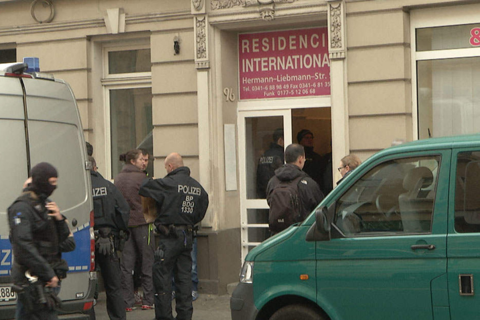 Am Mittwochmorgen stürmten Einsatzkräfte der Landes- und Bundespolizei das Hostel "Residencia International".