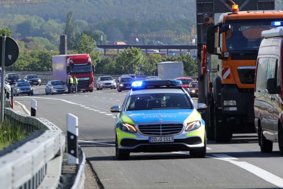 Bei dem Unfall liefen verschiedene Farben und Lackschlämme auf die Fahrbahn.