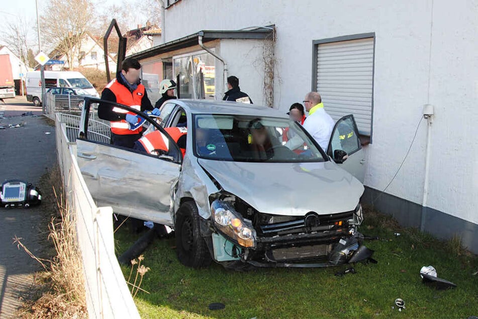 Das Bild zum Unfall lässt erahnen, wie heftig der Crash gewesen sein muss. Trotzdem wurden alle Beteiligten nur leicht bzw. nicht verletzt.