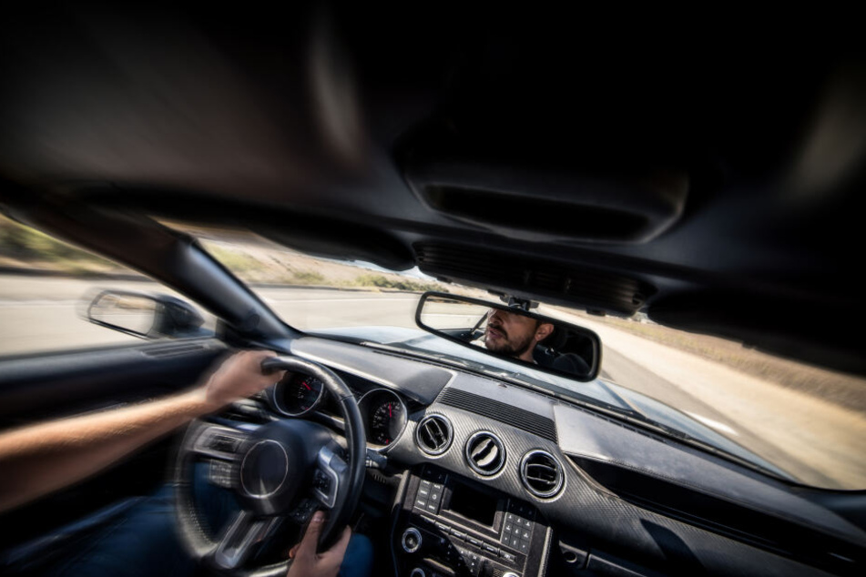 Ein Mann klaute ein Auto und wollte es seinem Freund in Niederbayern verkaufen. (Symbolbild)
