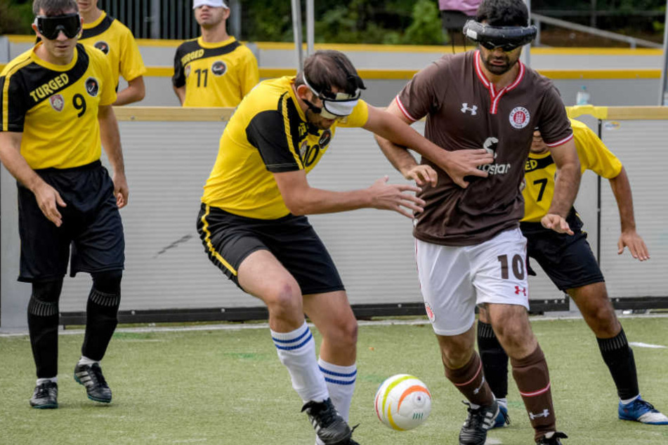 Beim Blindenfußball wird mit Augenbinde gespielt.