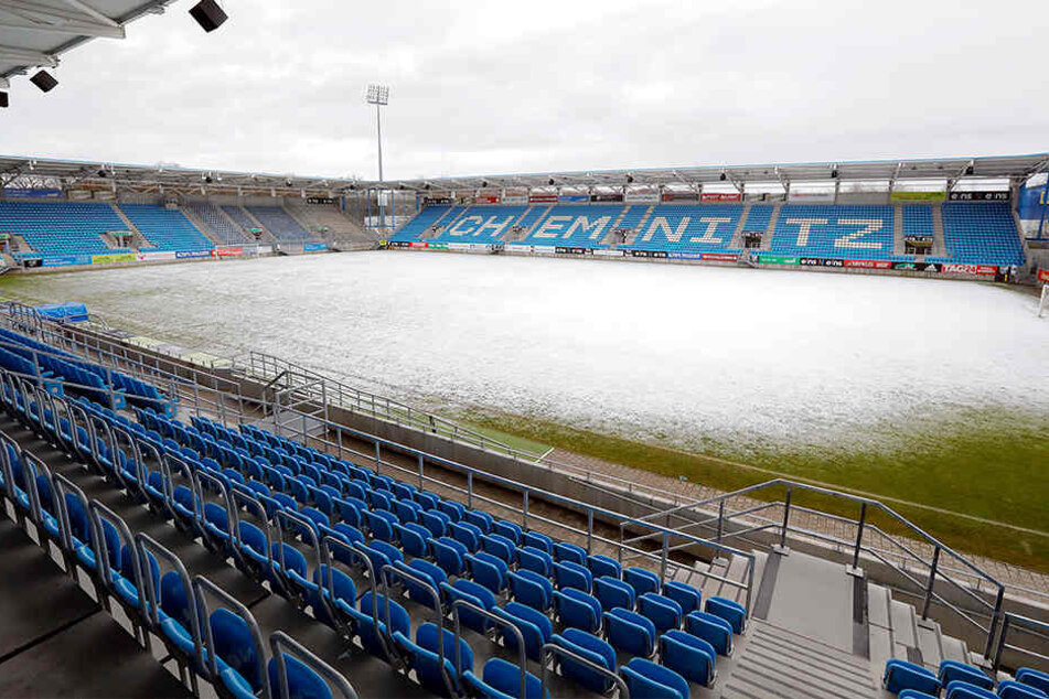 Das Chemnitzer Stadion in herrlichem Weiß. Am Freitagmittag hat es nochmal ordentlich geschneit. Nach jetzigem Stand der Dinge kann aber gespielt werden.