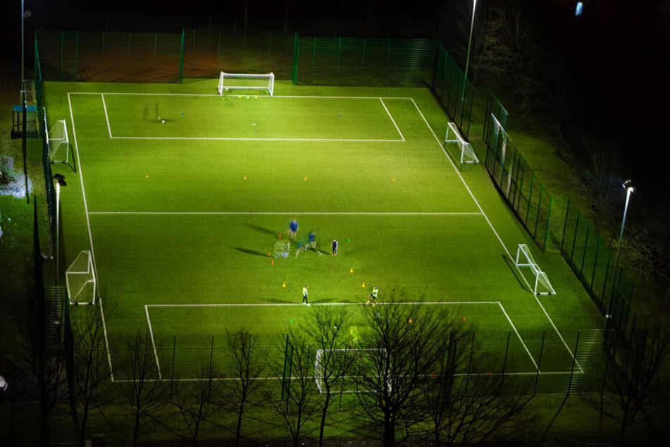 Das Spielfeld musste unverzüglich geräumt werden. (Symbolbild).