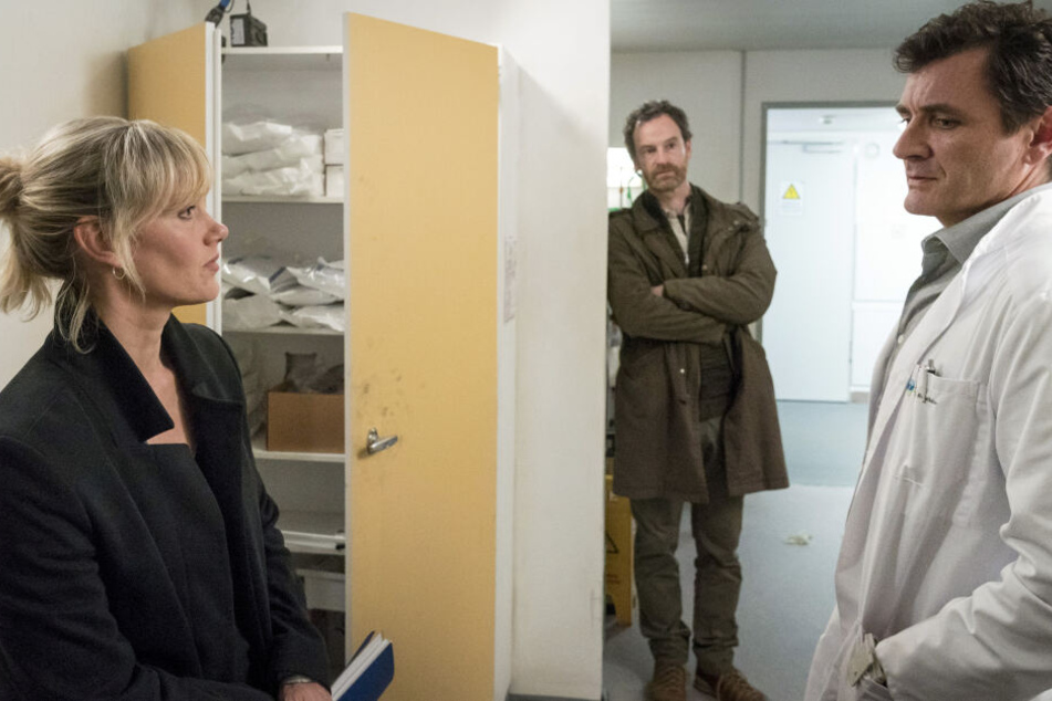 Am Ende stellen die Ermittler den falschen Arzt und Tatverdächtigen Dr. Dr. Andreas Norstädter (r).