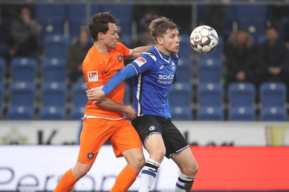 Nah dran am Mann: Clemens Fandrich (l.) versucht gegen Bielefelds Patrick Weihrauch an den Ball zu kommen.