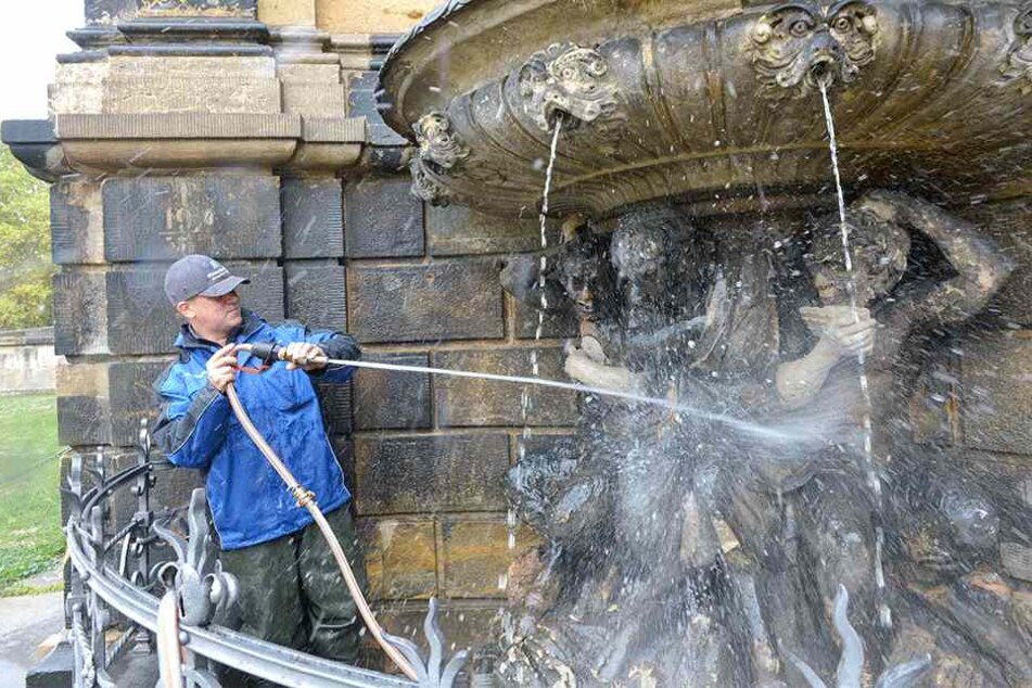Eckbrunnen am Zwinger: Monteur Wohlfahrt Renato Wohlfahrt (46) reinigt ihn.