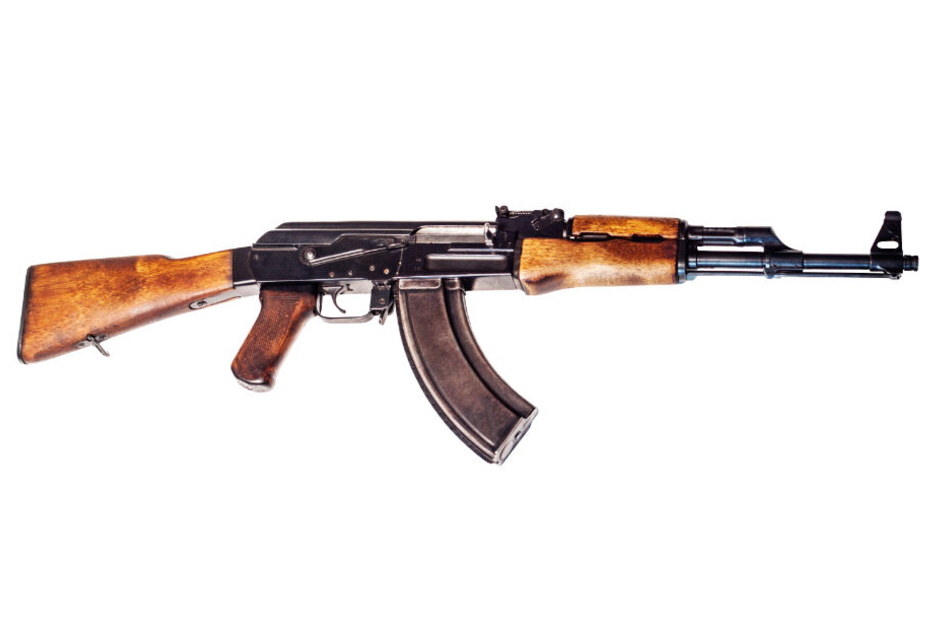 Bei dem 28-jährigen Mann wurde eine Zastava M70 (ähnlich einer Kalaschnikow) fest- und sichergestellt. (Symbolbild)