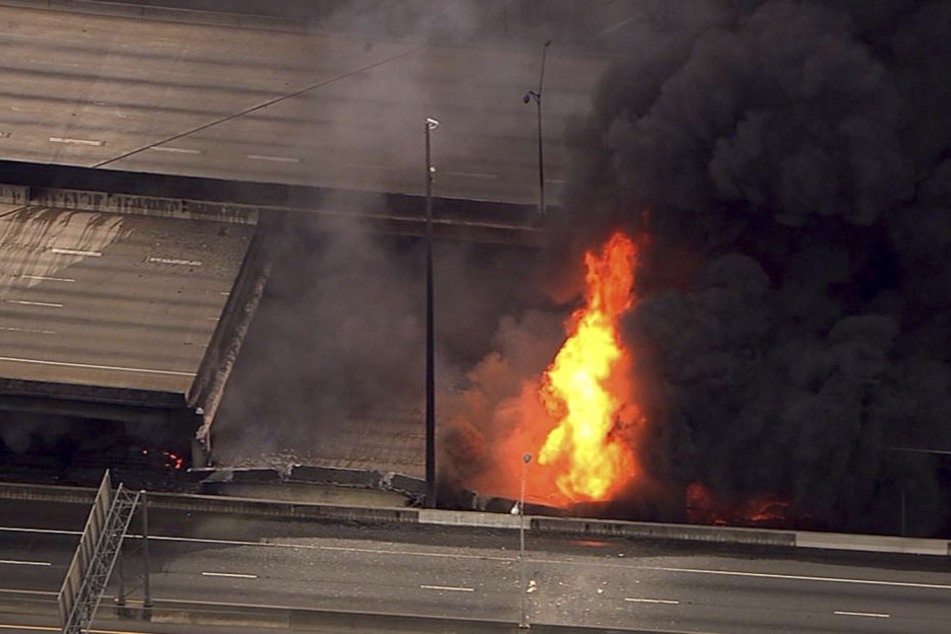 Ein großes Feuer hat eine Autobahnbrücke in Atlanta zum Einsturz gebracht.