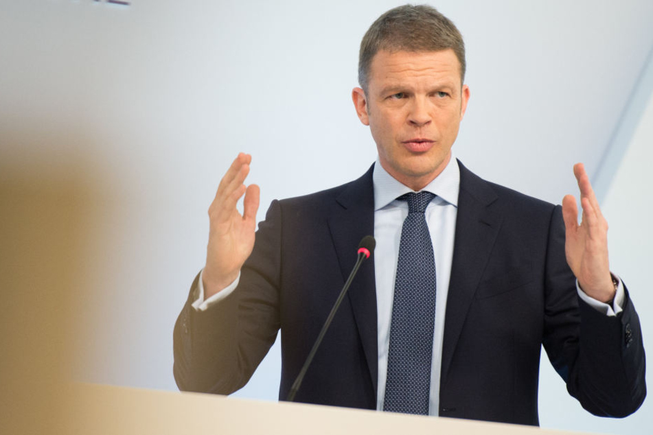 Christian Sewing (47) übernahm am Sonntagabend offiziell das Amt des Vorstandsvorsitzenden der Deutschen Bank.