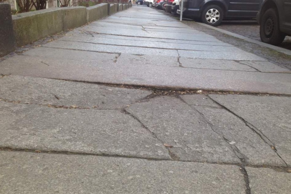 Kaputte Granitplatten, wie hier, auf der Hohen Straße, gehören in Leipzig leider zum Alltagsbild und erweisen sich gerade für altere Mitbürger als Stolperfallen.