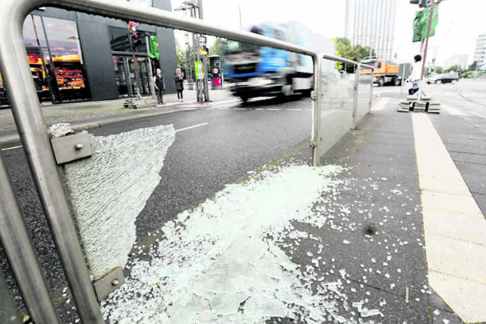 Vandalen haben an mehreren Haltestellen wie an der Brückenstraße Scheiben
zerstört.