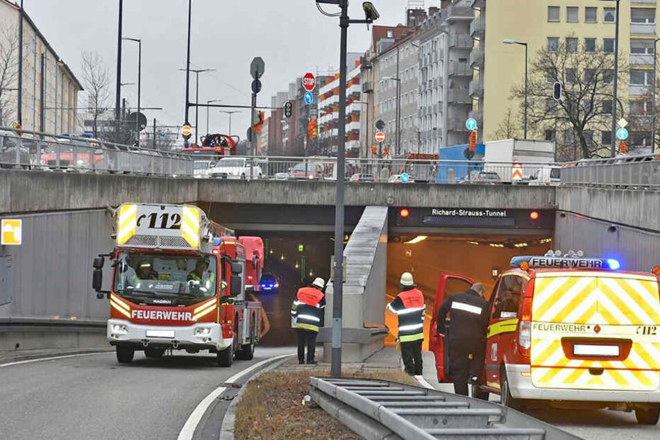 Die Feuerwehr sperrte den Richard-Strauss-Tunnel weiträumig ab.