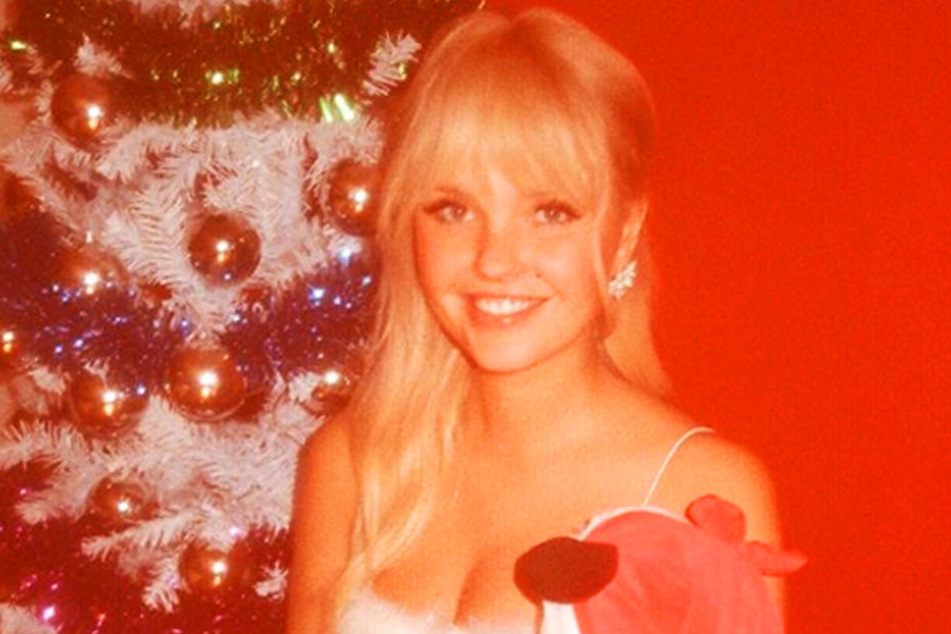 Pralle Aussichten: Mit diesem sexy Look überraschte Bonnie Strange (32) ihren Freund an Weihnachten.