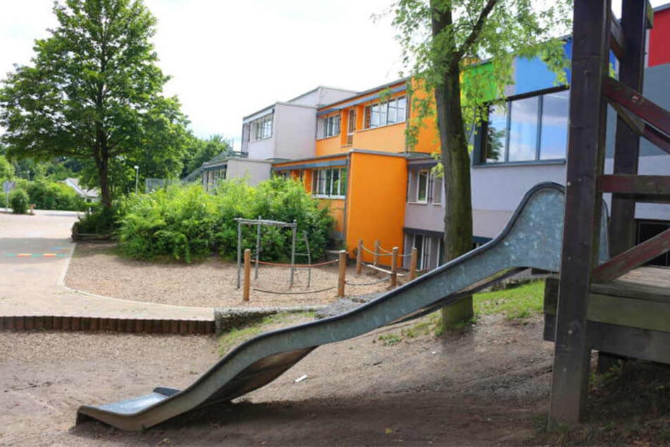 Der Spielplatz ist nach Schulschluss öffentlich zugänglich.