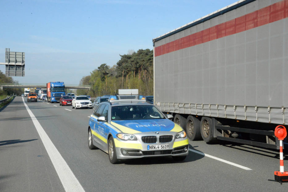 Die Polizei sperrte den rechten Fahrstreifen.