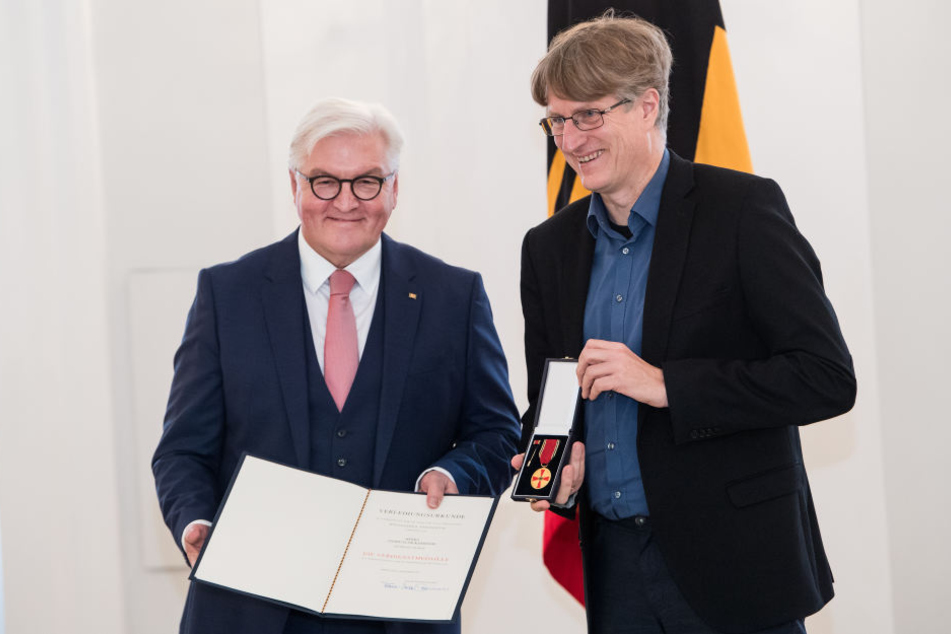 Andreas Dickerboom (rechts) erhielt die Auszeichnung von Bundespräsident Frank-Walter Steinmeier.