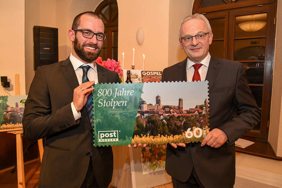 Stolz auf eine neue Marke: PostModern-Marketingchef Alexander Hesse (33, l.) übergibt Stolpens Bürgermeister Uwe Steglich (54) die neue Briefmarke.