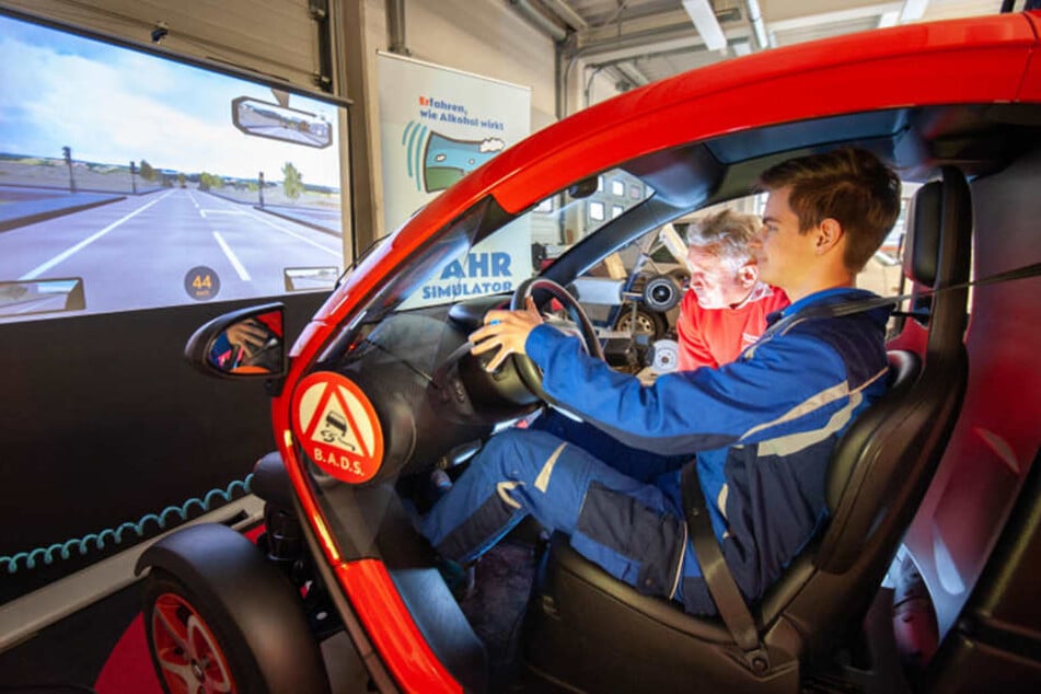 So fährt's sich also betrunken: Im Fahrsimulator des BADS erfahren Schüler, wie schnell Alkohol aus dem Konzept bringt.