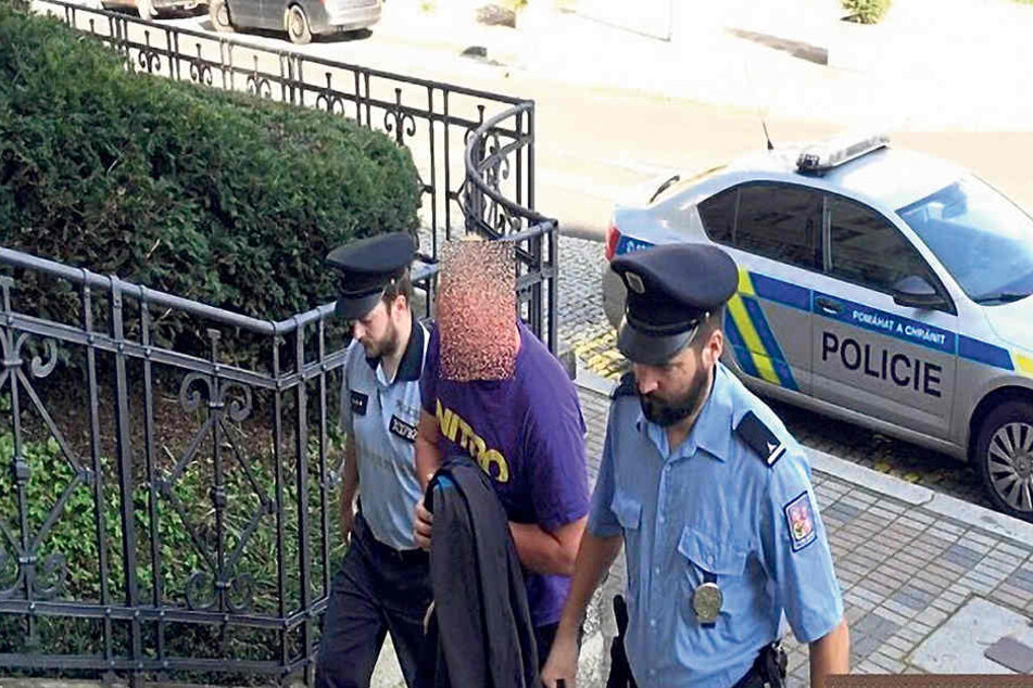 Der mutmaßliche Sex-Gangster (29) auf dem Weg ins Gericht.