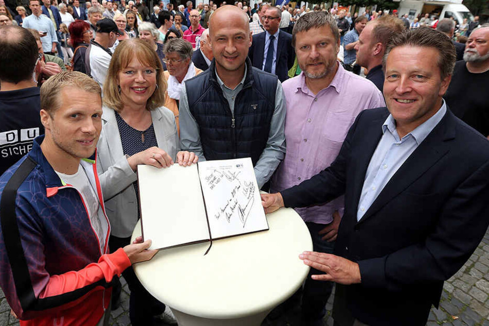 Andrei Medvedev (Mitte) schrieb "Bestes Turnier auf der ATP-Tour" ins Goldene Buch der Stadt.