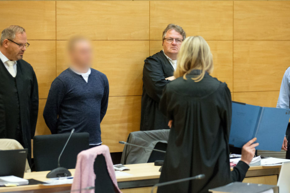 Eine Psychiaterin stellt vor dem Landgericht das Gutachten zu Kevin R. (2.v.l) vor.