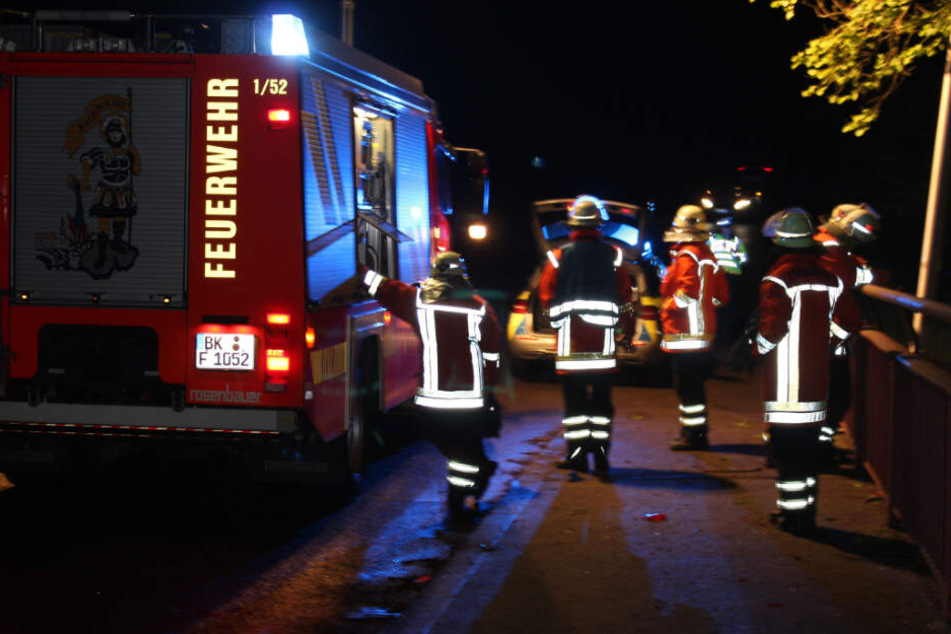 Die Feuerwehr befreite die zwei Frauen aus dem Opel.
