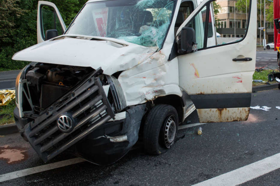 Durch die Wucht des Aufpralls wurde der VW-Transporter über eine Verkehrsinsel geschoben.