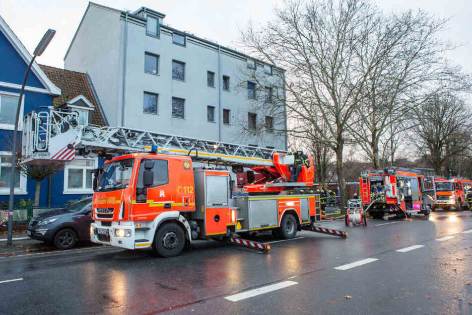 Die Feuerwehr musste ein Brand in einem Wohnhaus im Hamburger Stadtteil Wandsbek löschen.