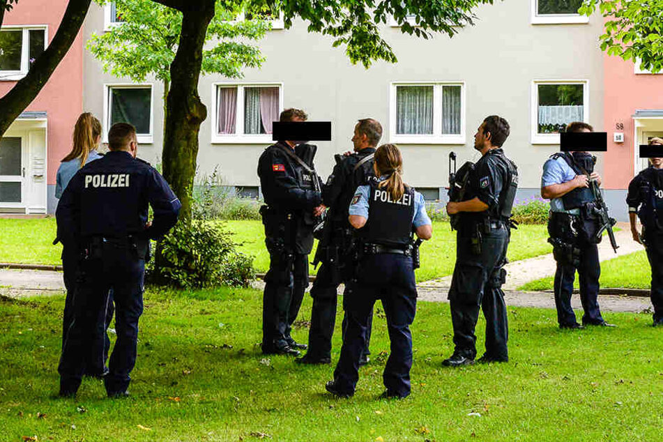 Mehrere Beamte rückten an, um die jungen Männer ausfindig zu machen.