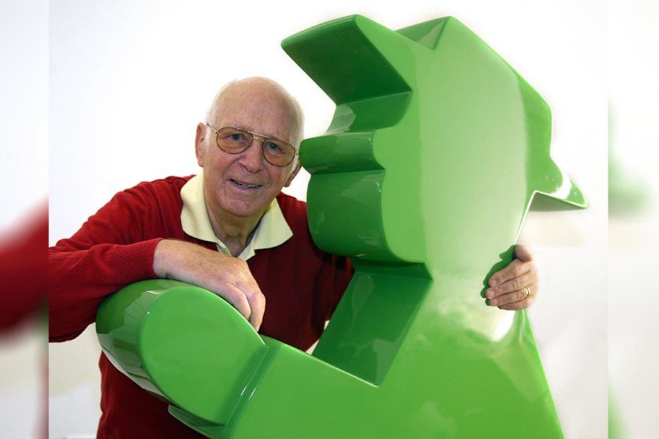 Karl Pegau lehnt kurz vor seinem 80. Geburtstag am grünen Geher. Seine Ampelmännchen sind heute Kult. Morgen wäre der Muskauer Verkehrspsychologe 90 Jahre alt geworden.