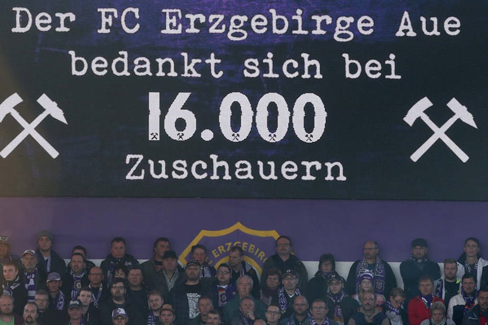 16000 Zuschauer sorgten gegen den HSV für ein ausverkauftes Erzgebirgsstadion.